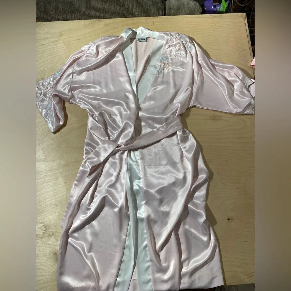 Natori Light Pink Satin Robe with White Accents Medium (QK)